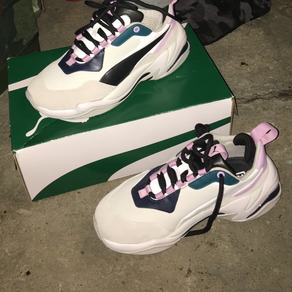Woman’s puma sneakers